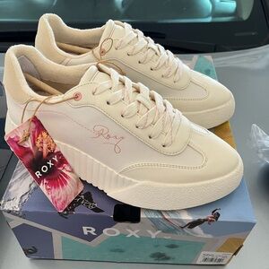 ROXY NWT casual tennis shoes super cute!